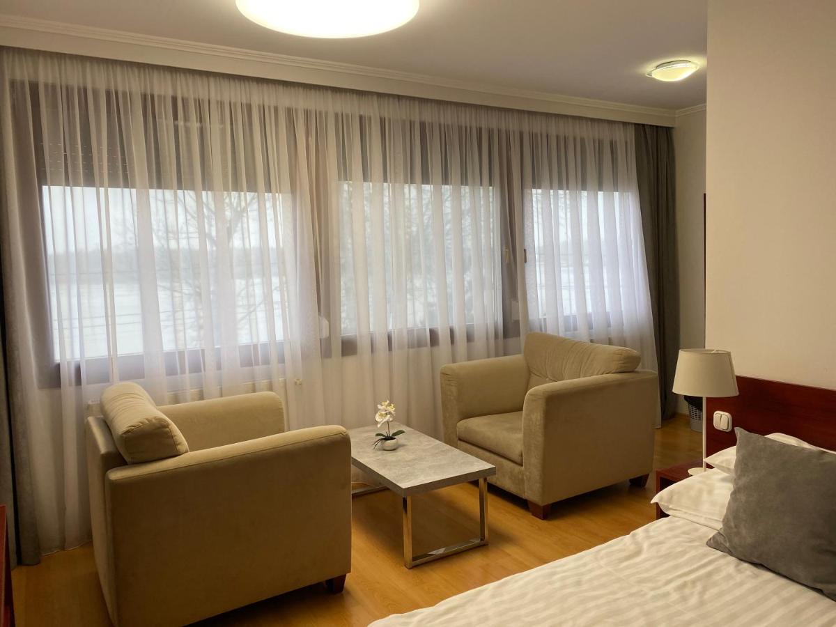 Part Cafe Residence Dunakeszi Bagian luar foto