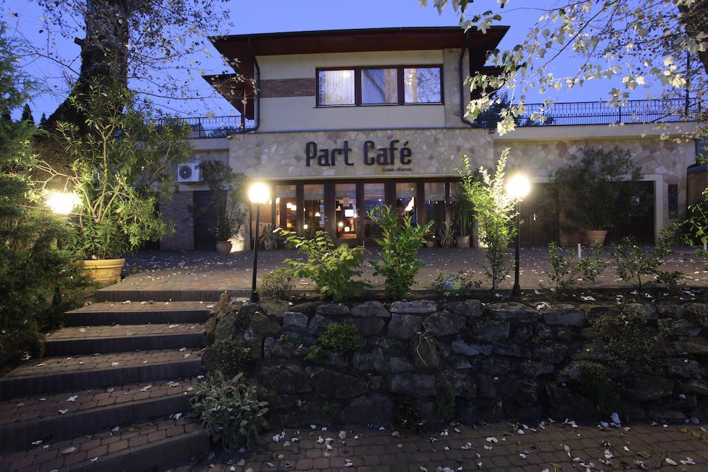 Part Cafe Residence Dunakeszi Bagian luar foto